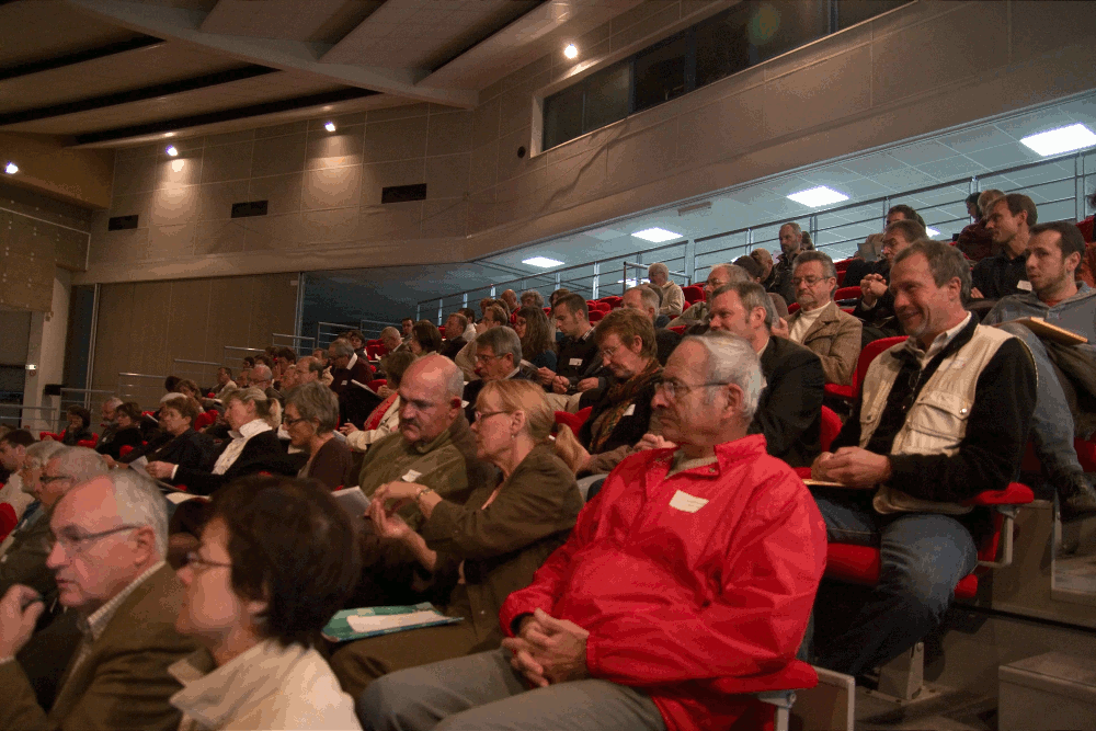 Tribune de participants attentifs